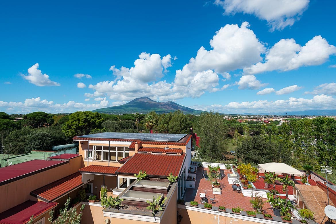 Hotel Forum Pompei visto dall'alto, con il Vesuvio sullo sfondo
